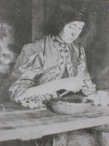 Ritratto di donna al lavoro in cucina (1920 - 1930)